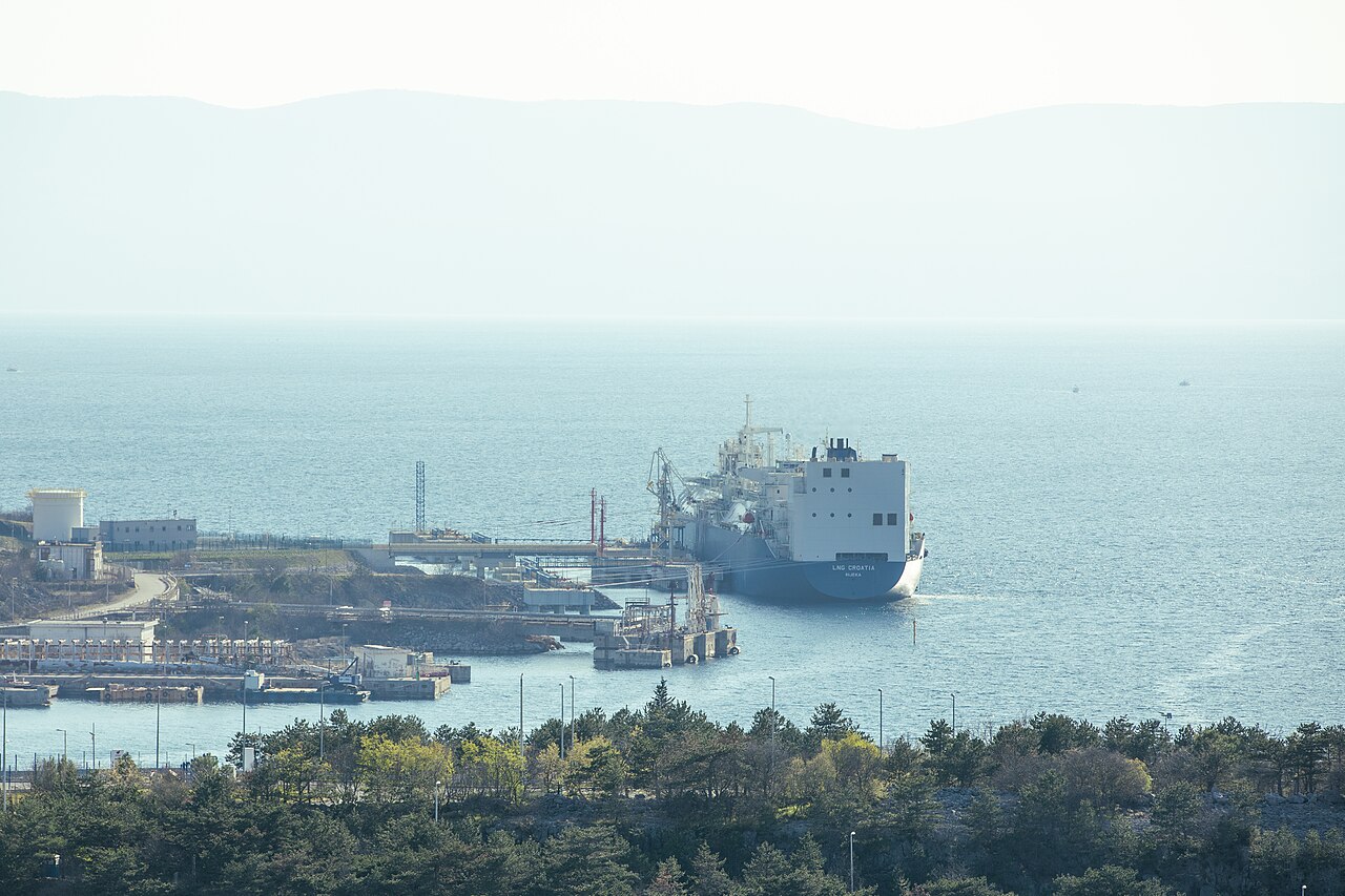 Inspección de buque tanquero petrolero atracando en terminal marítima